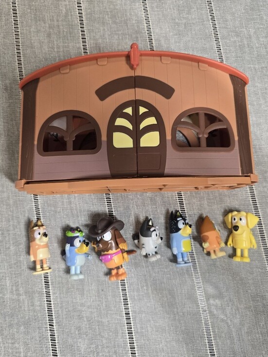 Bluey Other - Bluey School Friends  Calypso's School Playset, 2.5-3" Posable Whit 7 Figures